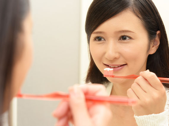 渋谷　あけぼの歯科医院　歯の磨き方　鏡を見ながら磨く